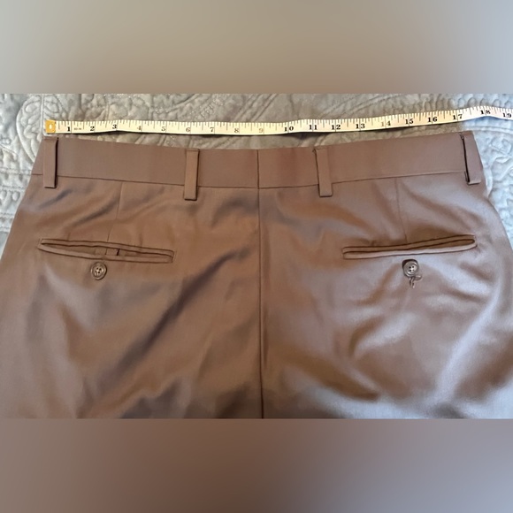 Men’s Roundtree & Yorke Easy Care Dress Pants Size 34x30 Tan Pleated, Cuffed Hem - Picture 3 of 7